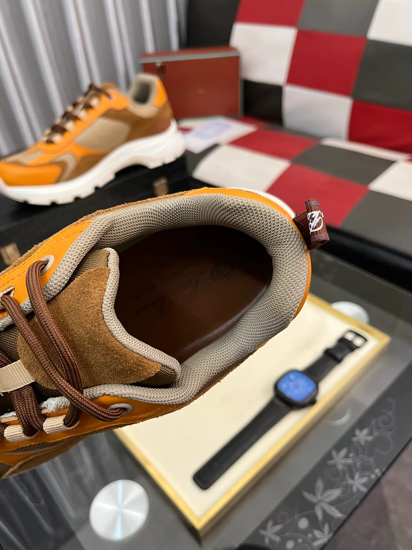 Men's shoes 💰520 ⌚️⌚️ Loro Piana's classic popular lp top version of Pili casual shoes. It turns out that these are the casual shoes that are said to be able to walk 20,000 steps without tiring your feet. This pair has both good looks and feel. You will be completely lost as soon as you step on it ~ The minimalist design is eye-catching and durable, and it is a bonus for dressing. The soft feeling on the feet has outstanding texture, and it is very nice without abrasion on the feet. The soft and waxy soles make it easy to wear for daily use for a long time. Who can resist a pair of versatile and good-looking loafers? Don't be too elegant at all, the feel and texture of the feet are good, the key is to make the legs look longer and not tire the feet, the main thing is that it is just right!        Material: Original cowhide Lining: Original sheepskin Outsole: Original sole Size: 38-44